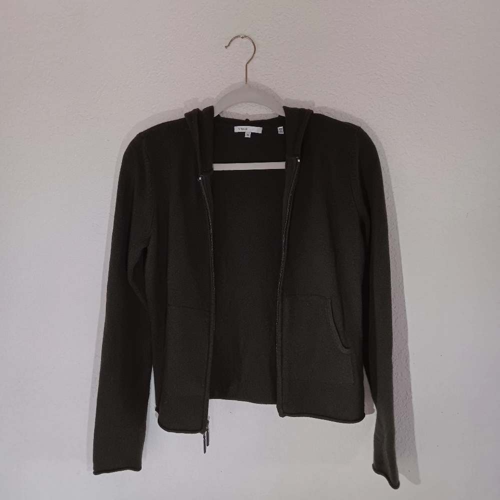 Vince sweatshirt. 100% CASHMERE. Olive Green. Size Medium.